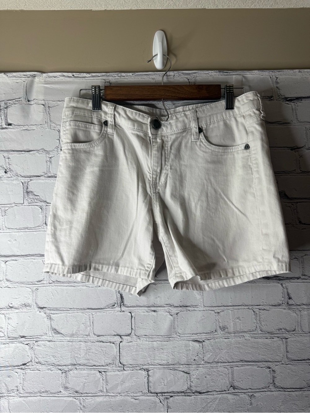 Women’s Kut from the kloth White Denim Shorts Andre’s short size 6
